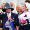 Trempé en 2011, le roi était paré, cette fois. La princesse Victoria de Suède a fêté dans la joie et l'allégresse son 35e anniversaire le 14 juillet 2012, assistant comme chaque année dans la soirée au festival de Borgholm, sur l'île d'Öland, en habit traditionnel et en compagnie de sa famille - le prince Daniel, le roi Carl XVI Gustaf, la reine Silvia, le prince Carl Philip et la princesse Madeleine.
