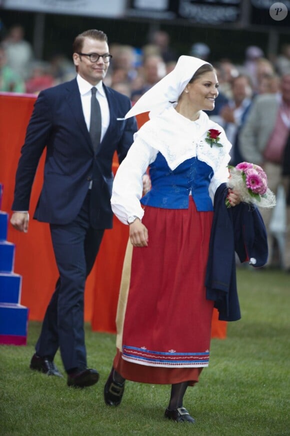 La princesse Victoria de Suède, avec le prince Daniel, a fêté dans la joie et l'allégresse son 35e anniversaire le 14 juillet 2012, assistant comme chaque année dans la soirée au festival de Borgholm, sur l'île d'Öland, en habit traditionnel et en compagnie de sa famille - le roi Carl XVI Gustaf, la reine Silvia, le prince Carl Philip et la princesse Madeleine.