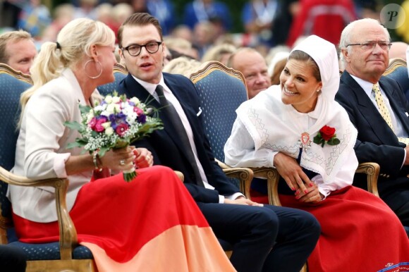 Anette Norberg, multiple championne de curling, a reçu la bourse Victoria. La princesse Victoria de Suède a fêté dans la joie et l'allégresse son 35e anniversaire le 14 juillet 2012, assistant comme chaque année dans la soirée au festival de Borgholm, sur l'île d'Öland, en habit traditionnel et en compagnie de sa famille - le prince Daniel, le roi Carl XVI Gustaf, la reine Silvia, le prince Carl Philip et la princesse Madeleine.