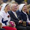 La princesse Victoria de Suède a fêté dans la joie et l'allégresse son 35e anniversaire le 14 juillet 2012, assistant comme chaque année dans la soirée au festival de Borgholm, sur l'île d'Öland, en habit traditionnel et en compagnie de sa famille - le prince Daniel, le roi Carl XVI Gustaf, la reine Silvia, le prince Carl Philip et la princesse Madeleine.