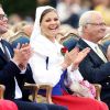 La princesse Victoria de Suède a fêté dans la joie et l'allégresse son 35e anniversaire le 14 juillet 2012, assistant comme chaque année dans la soirée au festival de Borgholm, sur l'île d'Öland, en habit traditionnel et en compagnie de sa famille - le prince Daniel, le roi Carl XVI Gustaf, la reine Silvia, le prince Carl Philip et la princesse Madeleine.