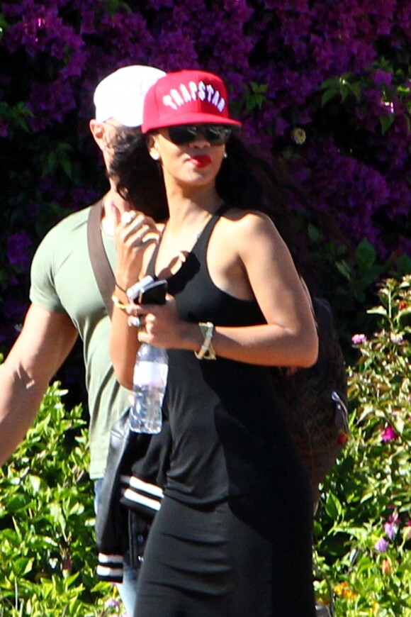 Rihanna, souriante à la sortie de son hôtel, le Cala Di Volpe, profite de ses vacances en Sardaigne. Porto Cervo, le 15 juillet 2012.