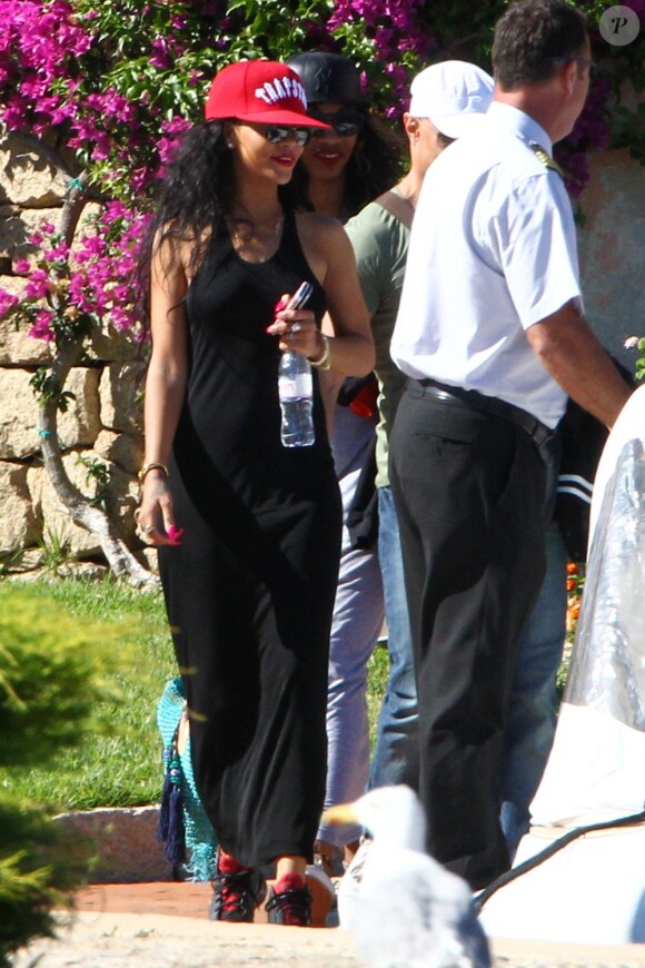 Rihanna sort de son hôtel, le Cala Di Volpe et monte dans un bateau. Porto Cervo, le 15 juillet 2012.