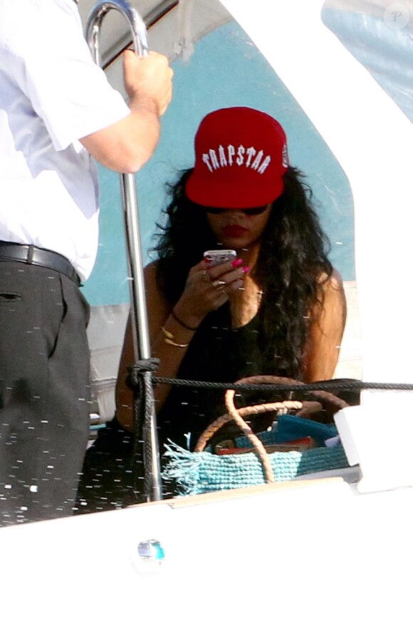 Rihanna en bateau à Porto Cervo, le 15 juillet 2012.