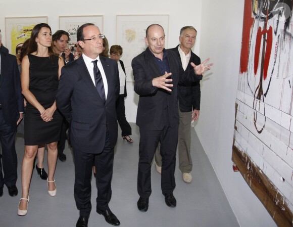 Aurélie Filippetti et François Hollande visitent la collection Yvon Lambert à Avignon, le 15 juillet 2012.