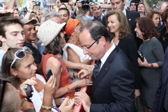 Bain de foule galvanisant pour Valérie Trierweiler et François Hollande en Avignon, le 15 juillet 2012.