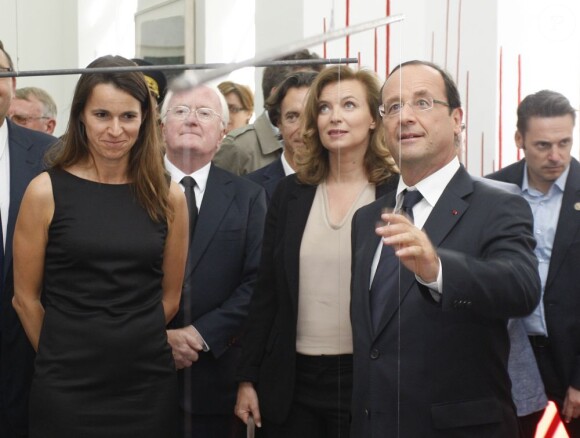 Aurélie Filippetti, Valérie Trierweiler et François Hollande visitent la collection Yvon Lambert à Avignon, le 15 juillet 2012.