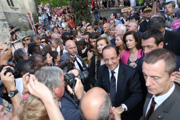 Bain de foule galvanisant pour Valérie Trierweiler et François Hollande en Avignon, le 15 juillet 2012.