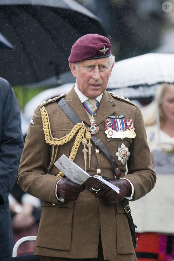 Le prince Charles, colonel en chef du régiment de parachutistes, à Staffordshire pour une cérémonie d'inauguration de deux sculptures hommages à l'oeuvre du régiment et de l'agence gouvernementale GCHQ, le 13 juillet 2012.