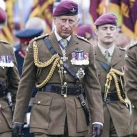 Le prince Charles en uniforme de para pour une émouvante cérémonie