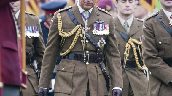 Le prince Charles en uniforme de para pour une émouvante cérémonie