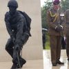 Le prince Charles, colonel en chef du régiment de parachutistes, à Staffordshire pour l'inauguration de deux sculptures hommages à l'oeuvre du régiment et de l'agence gouvernementale GCHQ, le 13 juillet 2012.
