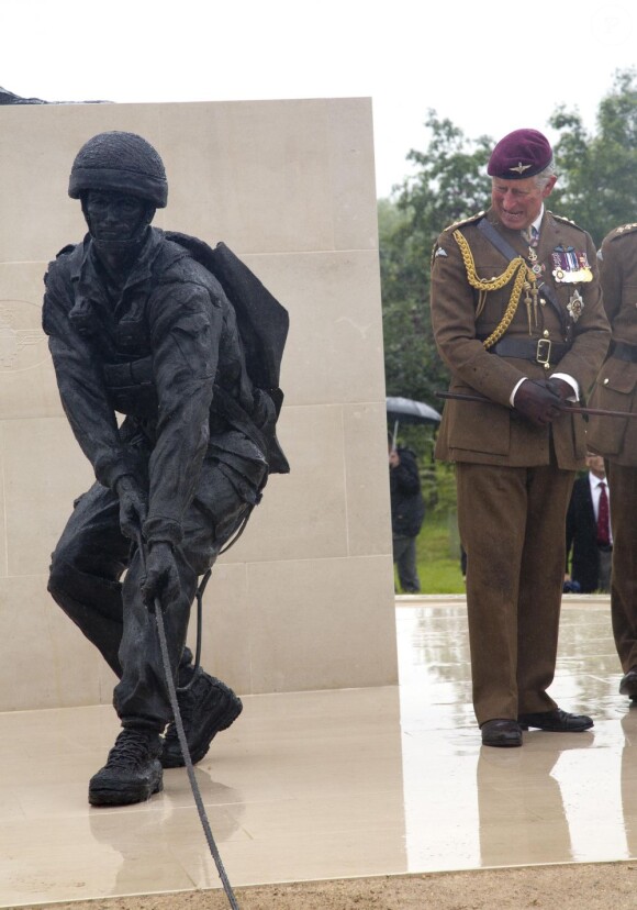 Le prince Charles, colonel en chef du régiment de parachutistes, à Staffordshire pour l'inauguration de deux sculptures hommages à l'oeuvre du régiment et de l'agence gouvernementale GCHQ, le 13 juillet 2012.