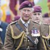 Le prince Charles, colonel en chef du régiment de parachutistes, à Staffordshire pour une cérémonie d'inauguration de deux sculptures hommages à l'oeuvre du régiment et de l'agence gouvernementale GCHQ, le 13 juillet 2012.