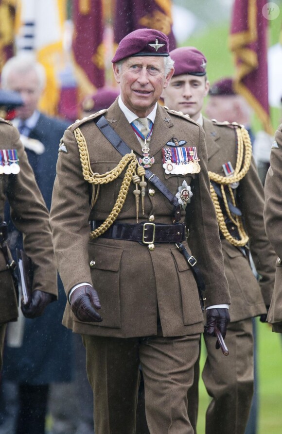 Le prince Charles, colonel en chef du régiment de parachutistes, à Staffordshire pour une cérémonie d'inauguration de deux sculptures hommages à l'oeuvre du régiment et de l'agence gouvernementale GCHQ, le 13 juillet 2012.