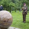 Le prince Charles sur le site du National Memorial Arboretum à Staffordshire pour une cérémonie d'inauguration de deux sculptures hommages à l'oeuvre du régiment et de l'agence gouvernementale GCHQ, le 13 juillet 2012.