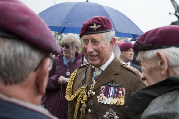Le prince Charles, colonel en chef du régiment de parachutistes, à Staffordshire pour une cérémonie d'inauguration de deux sculptures hommages à l'oeuvre du régiment et de l'agence gouvernementale GCHQ, le 13 juillet 2012.