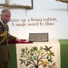 Le prince Charles au National Memorial Arboretum, colonel en chef du régiment de parachutistes, pour une cérémonie d'inauguration de deux sculptures hommages à l'oeuvre du régiment et de l'agence gouvernementale GCHQ, le 13 juillet 2012.