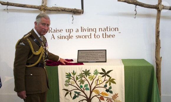 Le prince Charles au National Memorial Arboretum, colonel en chef du régiment de parachutistes, pour une cérémonie d'inauguration de deux sculptures hommages à l'oeuvre du régiment et de l'agence gouvernementale GCHQ, le 13 juillet 2012.