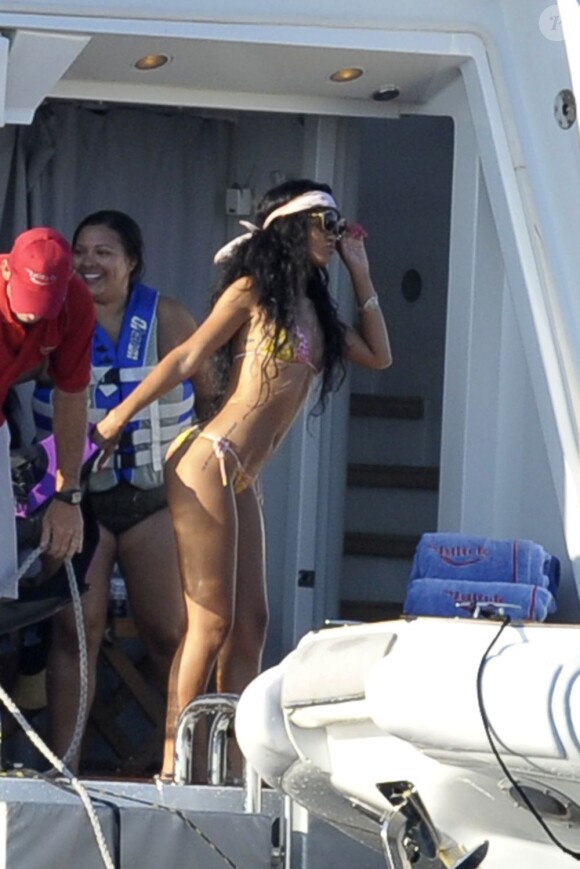 La sexy Rihanna poursuit ses aventures en Méditerranée sur un nouveau yacht. Capri, le 18 juillet 2012.
