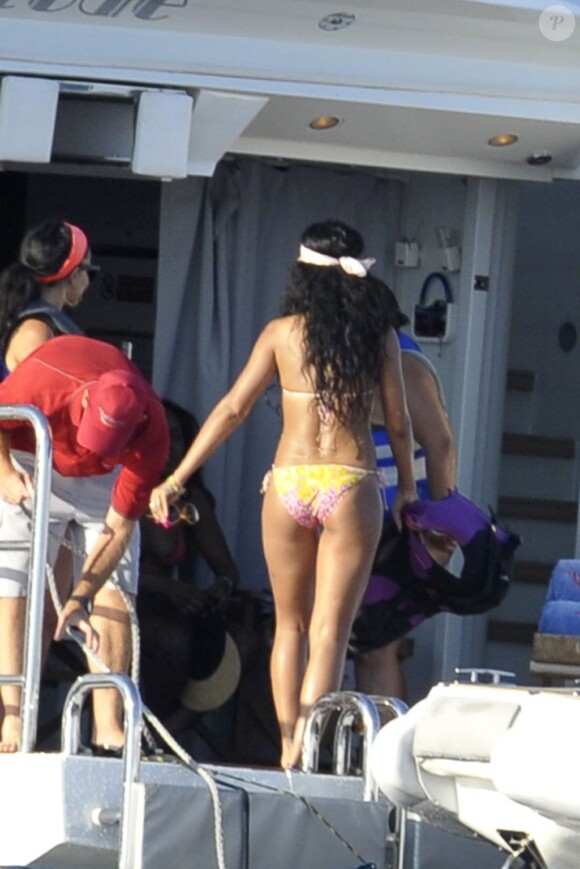 La sexy Rihanna dévoile ses jolies courbes en bikini sur un yacht. Capri, le 18 juillet 2012.