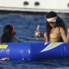 Rihanna se détend un yacht à Capri, le 18 juillet 2012.