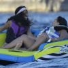 Rihanna et son amie, déchaînées durant leur course sur une bouée tractée. Capri, le 18 juillet 2012.