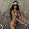 La sexy Rihanna se détend sur un yacht et prend un joli bain de soleil. Capri, le 18 juillet 2012.