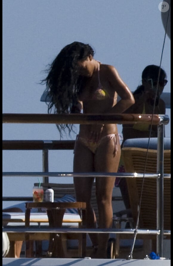 La sexy Rihanna se détend un yacht et prend un joli bain de soleil. Capri, le 18 juillet 2012.
