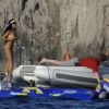 Rihanna, ravie de l'arrivée des bouées qui pimenteront son après-midi yacht à Capri, le 18 juillet 2012.
