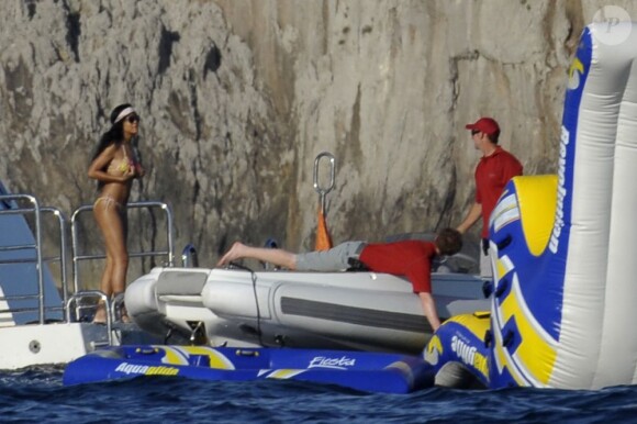 Rihanna, ravie de l'arrivée des bouées qui pimenteront son après-midi yacht à Capri, le 18 juillet 2012.