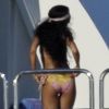 La sexy Rihanna dévoile ses jolies courbes en bikini sur un yacht. Capri, le 18 juillet 2012.