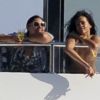 Rihanna et son amie se détendent sur leur yacht à Capri, le 18 juillet 2012.