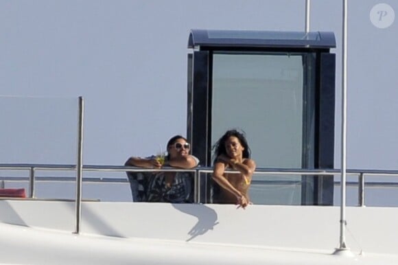 Rihanna et son amie se détendent sur leur yacht à Capri, le 18 juillet 2012.