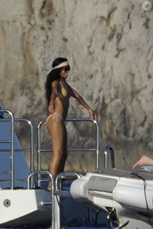 La sexy Rihanna se détend sur un yacht et prend un joli bain de soleil. Capri, le 18 juillet 2012.