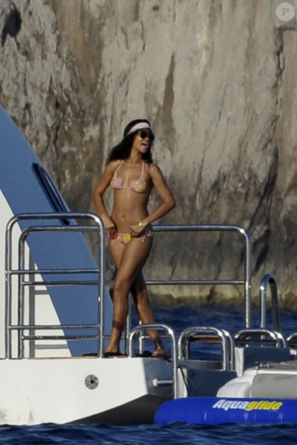 La sexy Rihanna se dore la pilule à Capri, le 18 juillet 2012.