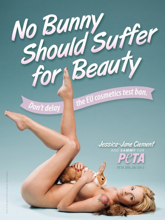 Jessica-Jane Clement, nue pour sauver le pelage des animaux avec l'association PeTA.