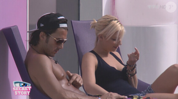 Thomas et Nadège bronzent en attendant le prime... (Secret Story 6 - quotidienne du samedi 21 juillet 2012).