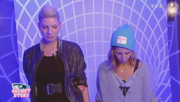 Nadège et Emilie dans le sas (Secret Story 6 - quotidienne du samedi 21 juillet 2012).