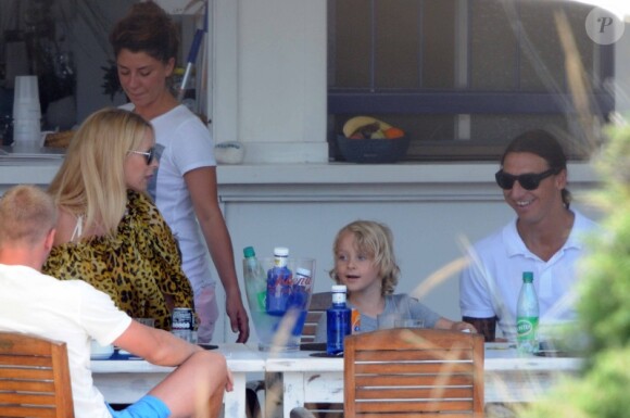 Zlatan Ibrahimovic, sa femme Helena Seger et leurs deux enfants Maximilian et Vincent profitent de leurs vacances le 15 juillet sur l'île de Formentera
