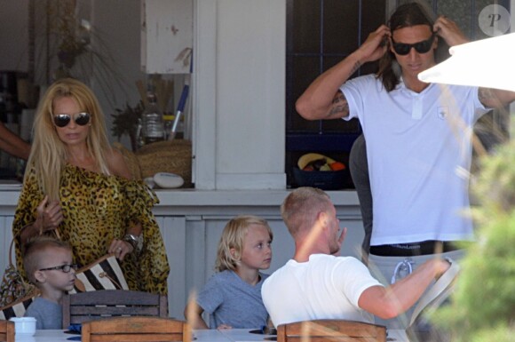 Zlatan Ibrahimovic, sa femme Helena Seger et leurs deux enfants Maximilian et Vincent profitent de leurs vacances le 15 juillet sur l'île de Formentera