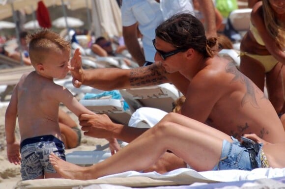 Séance crémage pour Zlatan Ibrahimovic et le petit Vincent le 15 juillet sur l'île de Formentera