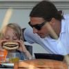 Zlatan Ibrahimovic observe son fils Maximilian déguster un bon burger le 15 juillet sur l'île de Formentera