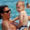 Zlatan Ibrahimovic et le petit Vincent profitent de leurs vacances le 15 juillet sur l'île de Formentera