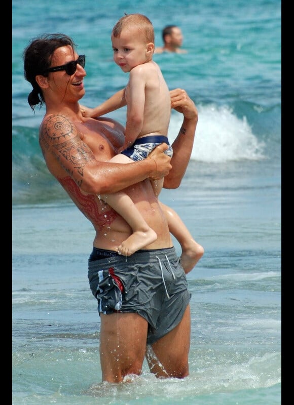 Zlatan Ibrahimovic et le petit Vincent profitent de leurs vacances le 15 juillet sur l'île de Formentera