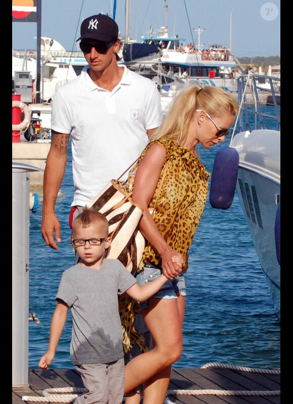 Zlatan Ibrahimovic, sa femme Helena Seger et leurs deux enfants Maximilian et Vincent profitent de leurs vacances le 15 juillet sur l'île de Formentera