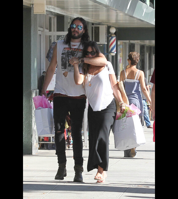 Russell Brand et sa nouvelle compagne Isabella Brewster partagent une après-midi shopping à West Hollywood le 21 juillet 2012