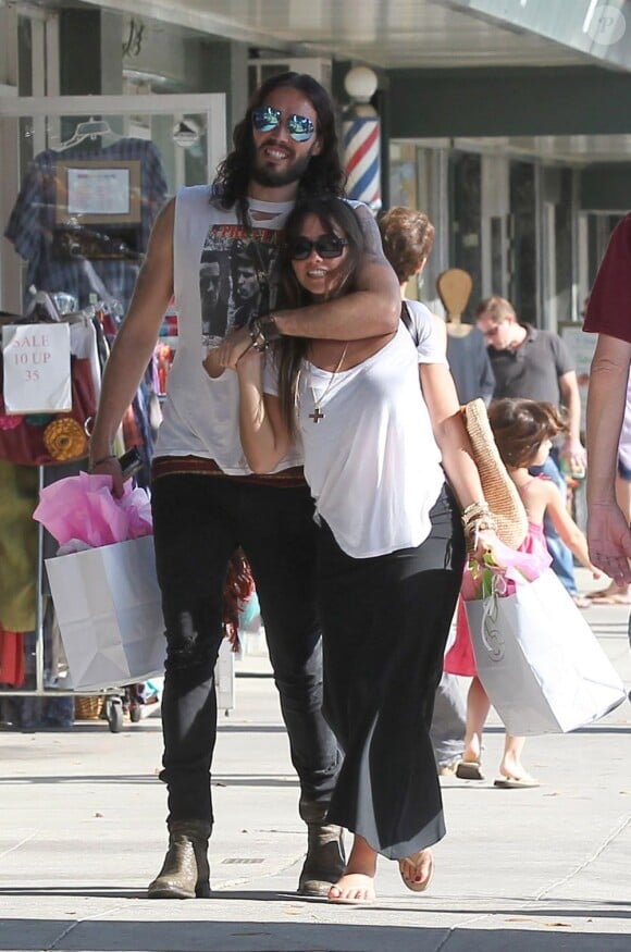Russell Brand et sa nouvelle compagne Isabella Brewster très complices lors d'une après-midi shopping à West Hollywood le 21 juillet 2012