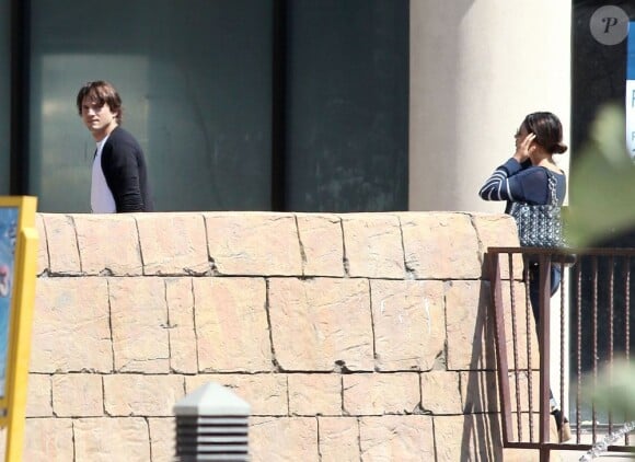 Ashton Kutcher et Mila Kunis à la sortie d'un cinéma à la périphérie de Los Angeles. Le couple est allé voir Batman, The Dark Knight Rises. Le 22 juillet 2012