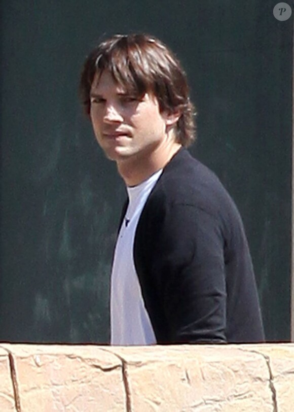Ashton Kutcher a repéré les paparazzi lors d'une sortie ciné pour aller voir The Dark Knight Rises. Le 22 juillet 2012